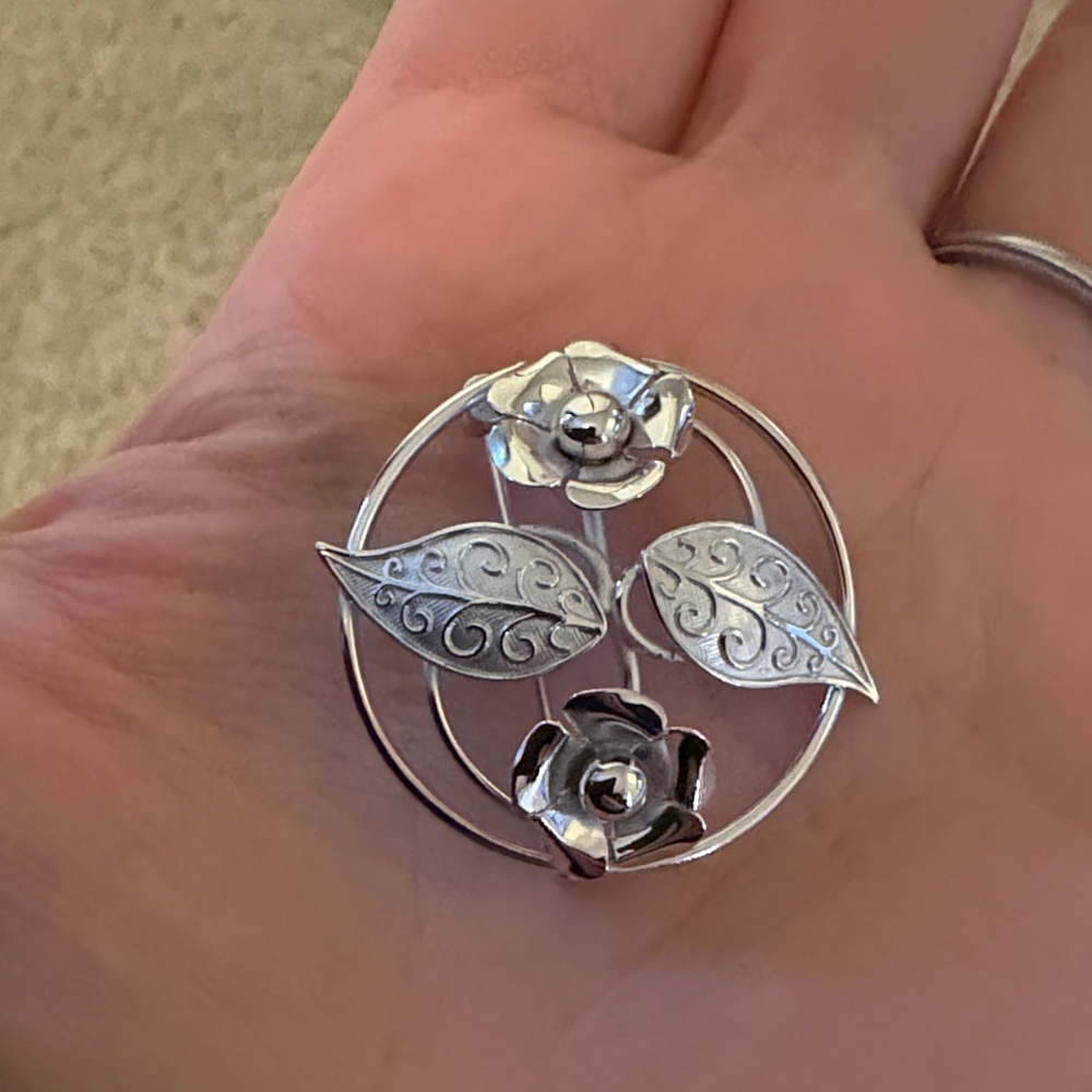 Elegant vintage silver Floral Brooch